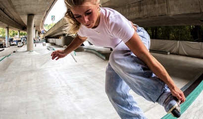 Frau beim Rollerbladen auf der Skateanlage Europaplatz