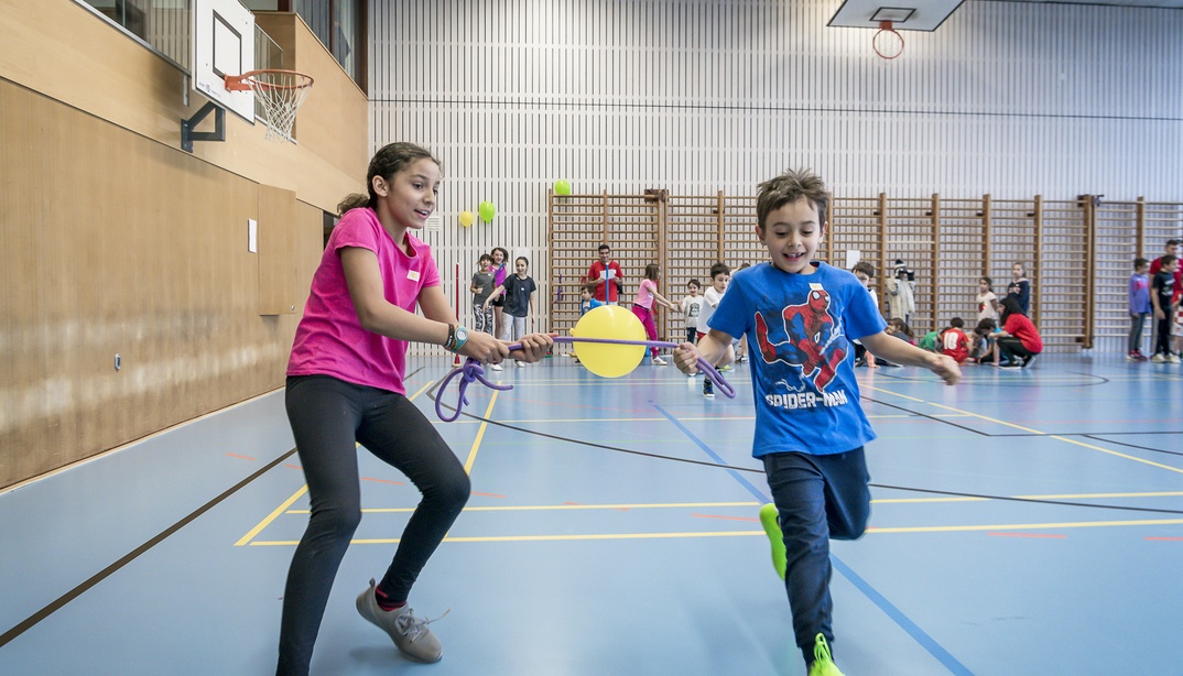 Spielen und Spass haben in den offenen Turnhallen