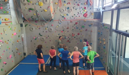 Senior*innen stehen vor einer Kletterwand in der AktivPlus Sportwoche