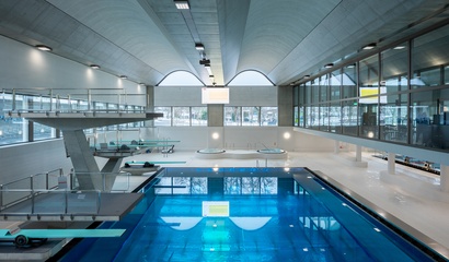 Sprungbecken in der Schwimmhalle Neufeld