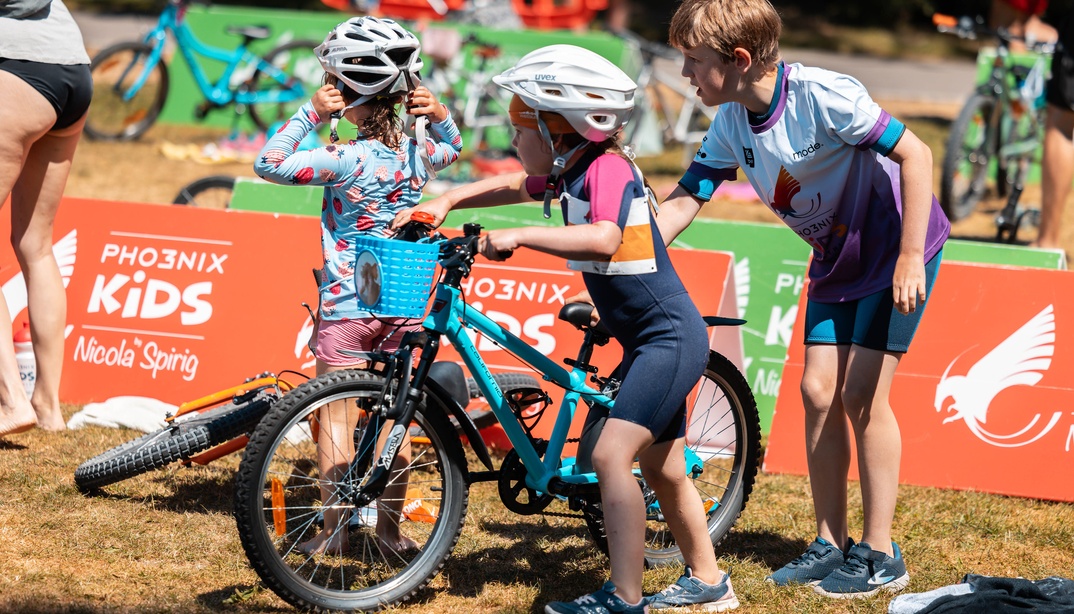 Kinder beim Wechsel auf die Velostrecke.