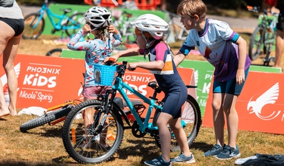 Kinder beim Wechsel auf die Velostrecke.