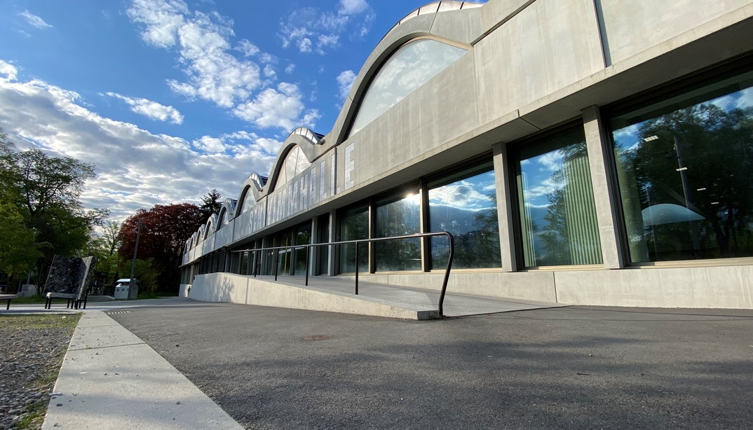 Schwimmhalle Neufeld von aussen