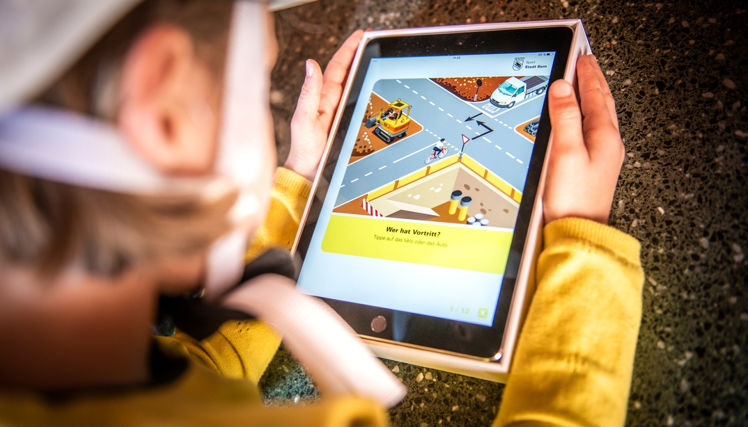 Kind löst auf einem Tablet das Velo-Verkehrsquiz der Velo Skills Schul-Tour