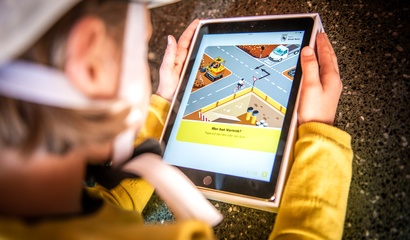 Kind löst auf einem Tablet das Velo-Verkehrsquiz der Velo Skills Schul-Tour