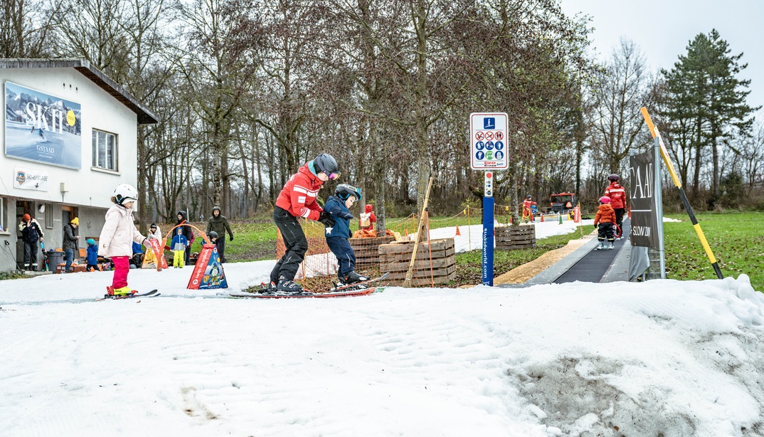 Kinder und Skilehrpersonen auf der Skipiste im Weyermannshaus