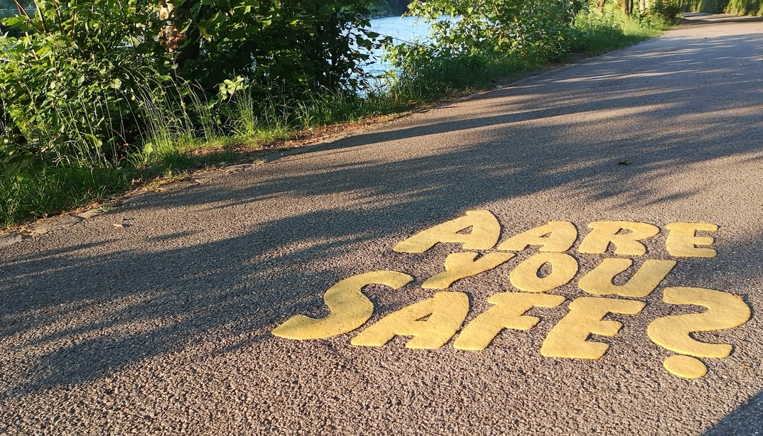 Schriftzug "Aare you safe" auf dem Uferweg