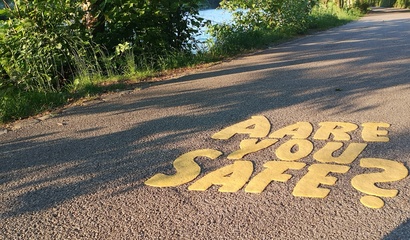 Schriftzug "Aare you safe" auf dem Uferweg