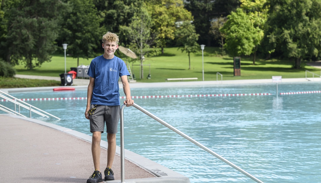 Lernender Jano Schranz steht neben dem Wasserbecken im Freibad Weyermannshaus