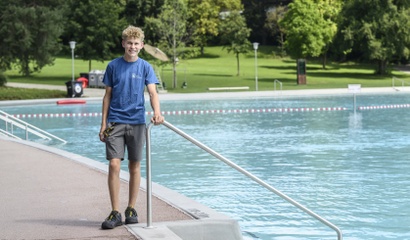 Lernender Jano Schranz steht neben dem Wasserbecken im Freibad Weyermannshaus