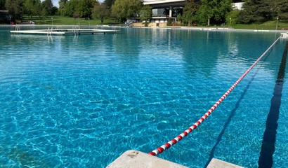 Einblick auf das Becken des Freibads Weyermannshaus