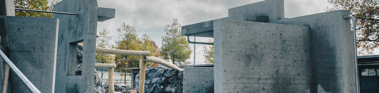 Ein Mann springt von einem Hindernis zum nächsten auf der Parkour- und Bewegungsanlage Wankdorf