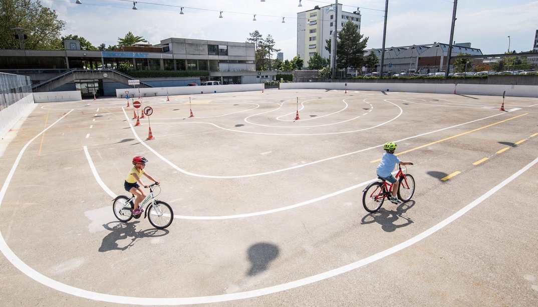 Kinder fahren auf Velo auf dem Verkehrspark Weyermannshaus