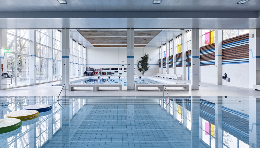 Lehrschwimmbecken, im Hintergrund 25m-Schwimmbecken im Hallenbad Wyler