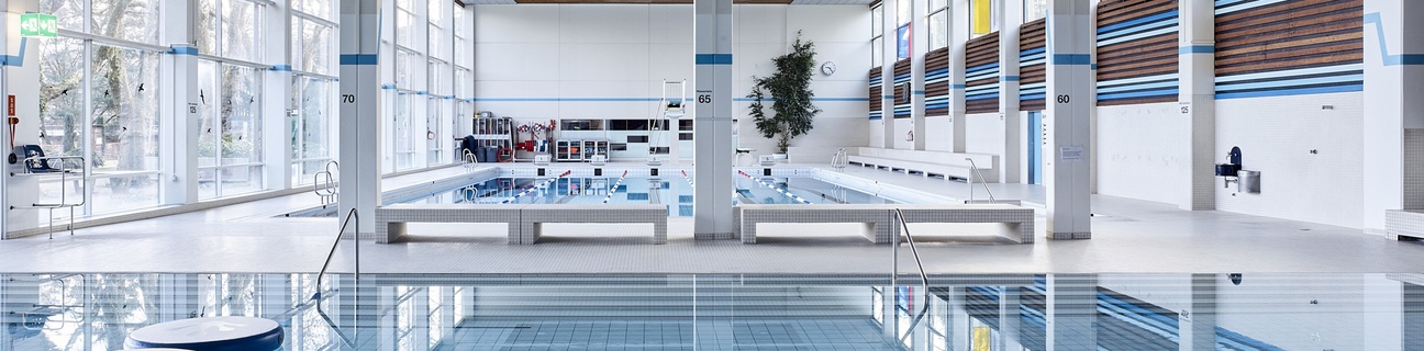 Lehrschwimmbecken, im Hintergrund 25m-Schwimmbecken im Hallenbad Wyler