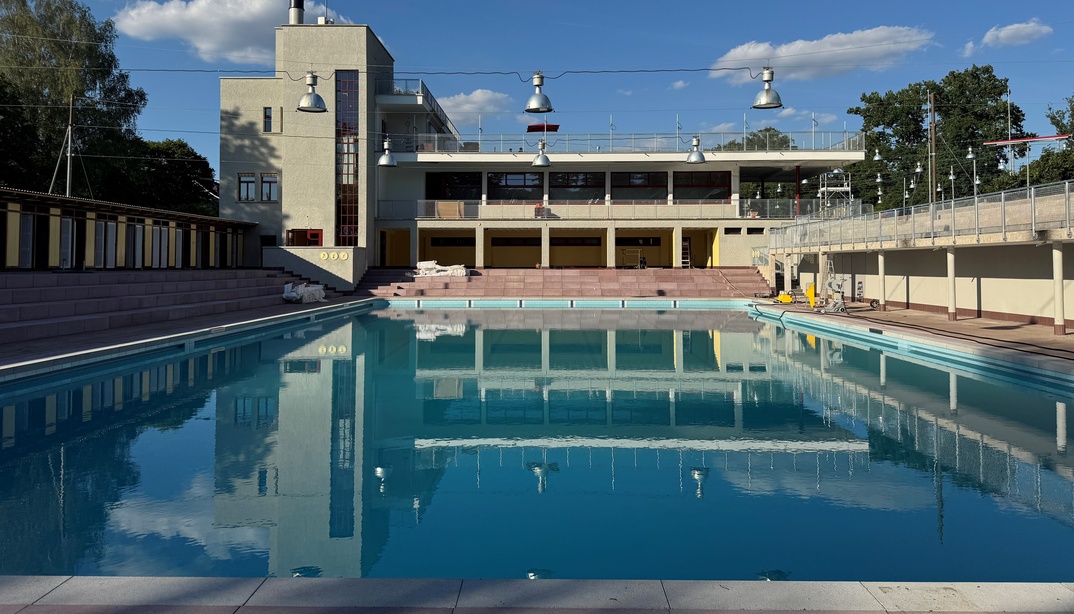 Schwimmbecken des Freibads Ka-We-De