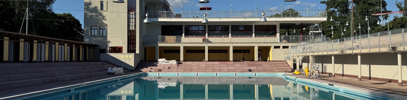 Schwimmbecken des Freibads Ka-We-De