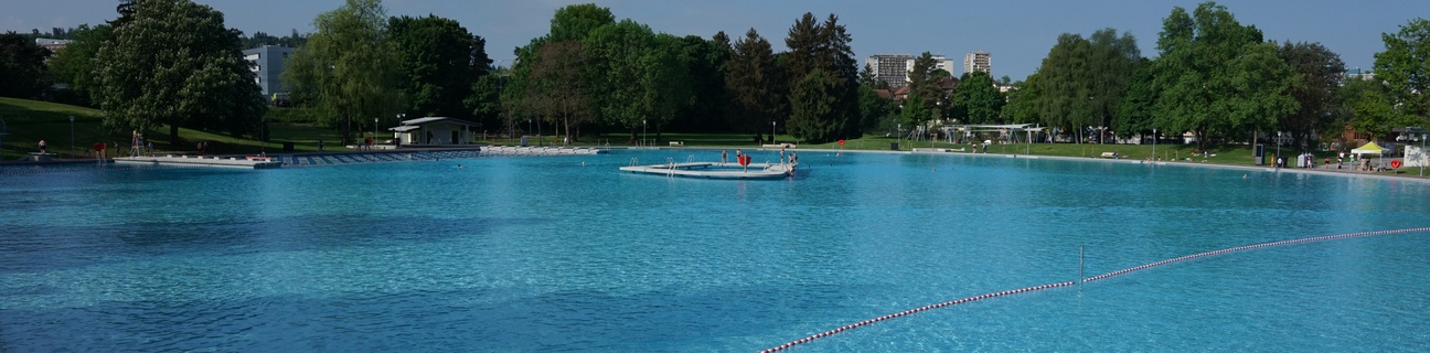 Breitrutsche und Schwimmbecken mit Insel in der Mitte im Freibad Weyermannshaus