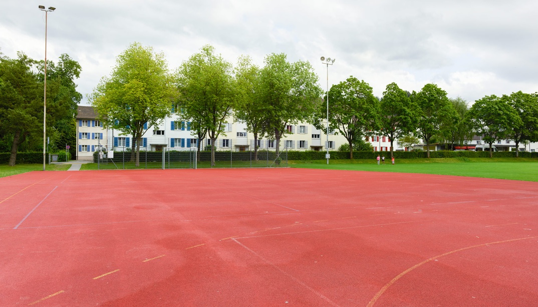 Allwetter- und Hartplatz Höhe