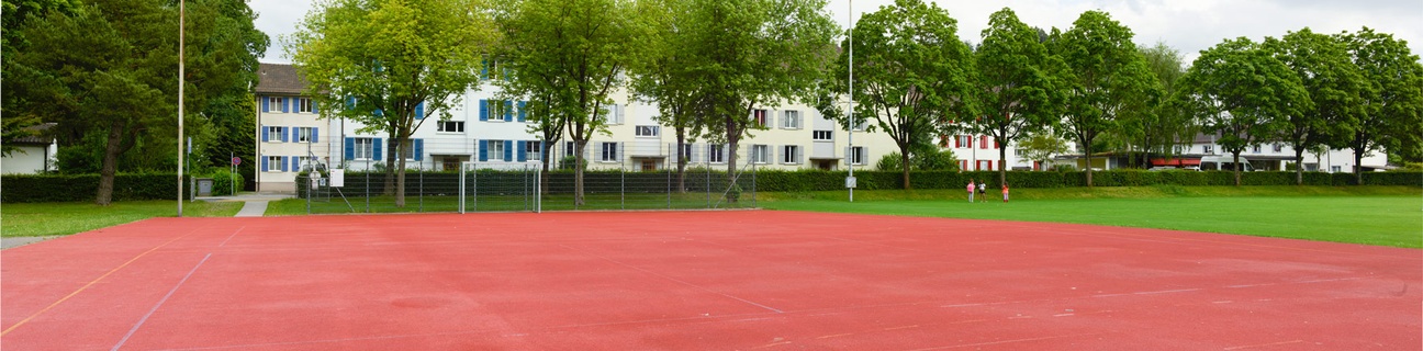 Allwetter- und Hartplatz Höhe