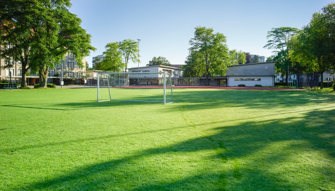 Schulrasenfeld Höhe