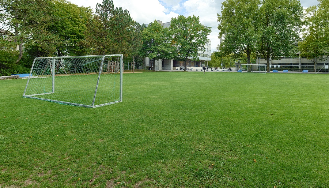 Schulrasenfeld Tscharnergut