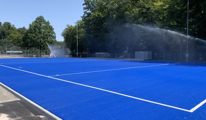 Symbolbild für die Anlagensuche mit einem Foto des blauen Multisportfelds der Anlage Bodenweid