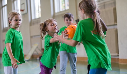 Symbolbild für die Weiterleitung auf das Tool Verein finden mit Kindern, die Basketball spielen