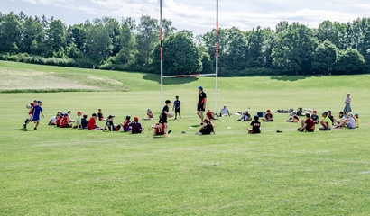 Kids spielen Rugby auf der Grossen Allmend